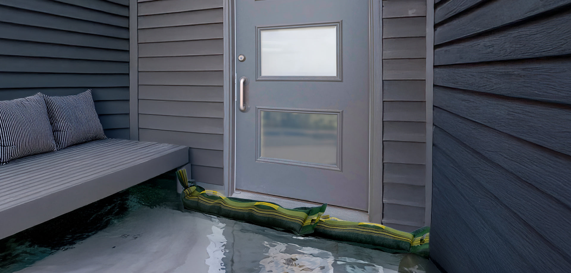 Sandsäcke im Einsatz bei Ihrem Schutz vor Wassermassen. Idealer Schutz bei Haustüren, Garagentüren oder als Umleitung von Wassermassen. Dank Tragegriffe und Tragelaschen sind unsere Silosandsäcke handlich und praktisch zu positionieren.